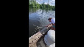 Man rescues squirrel from reservoir in Moscow