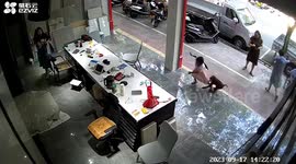 Heroic shopper swiftly rescues terrified girl from fierce monkey chase in southern China