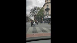 Caught on camera: phone robbery brawl at Córdoba traffic lights