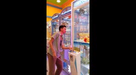 Arcade-goer uses trigonometry triangle to conquer claw grabber toy machine