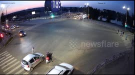 Violent road rage incident erupts in Pervouralsk intersection, bystanders intervene