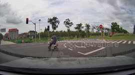 E-bike rider tries to run red light only for lorry to hurtle past in front of him