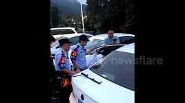 Police and tourists rescue 3-year-old left in car alone for hours in China