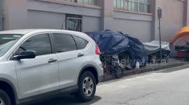 Homeless Situation in Hawaii | USA homelessness out of control | People living on the streets next to shopping area | prices in Hawaii so high more and more people homeless | prices in Hawaii surge and more people homeless every year