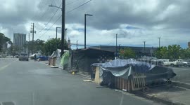 Homeless Situation in Hawaii | USA homelessness out of control | People living on the streets next to shopping area | prices in Hawaii so high more and more people homeless | prices in Hawaii surge and more people homeless every year