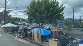 Homeless Situation in Hawaii | USA homelessness out of control | People living on the streets next to shopping area | prices in Hawaii so high more and more people homeless | prices in Hawaii surge and more people homeless every year