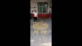 Ingenious man uses corn kernels to form mooncake ahead of Mid-Autumn Festival
