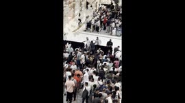 Huge crowd coming to buy iPhone 15 at the first day of launch