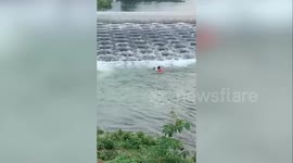 Heroic passerby leaps into river to save drowning schoolgirl in China