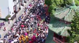 Folk dance parade held to celebrate holidays in south China