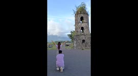 Romantic boyfriend surprises girl with marriage proposal as she poses for pictures