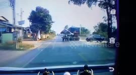 Quick-thinking Thai truck driver dodges disaster as tractor driver swerves into his path
