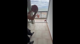 Balcony ball bounces back: hilarious laughter in Mar del Plata