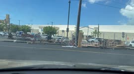 Homeless Situation in Hawaii | USA homelessness out of control | People living on the streets next to shopping area | prices in Hawaii so high more and more people homeless | prices in Hawaii surge and more people homeless every year
