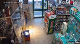 Young thief enters a shop and runs away after stealing the staff's Christmas tips