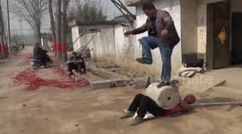 Kung fu man can bear hundreds of grams stuff on body and split bricks by hand