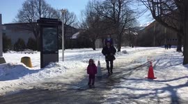 How to carry two kids leaving one hand free