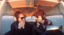 Amateur pilot proposes to girlfriend mid-flight