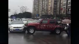 Wrangler driver fights with Golf driver on road in China