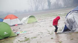 Children soaked in Idomeni flooded camp
