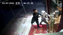 武汉:猖狂窃贼偷摩托车凶猛似抢劫