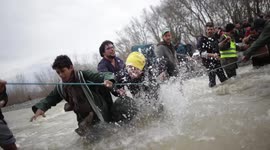 Hundreds of migrants trying to reach Macedonian border