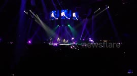 Muse halt set due to guitar fail