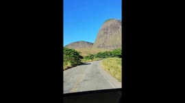 Mais que coisa mais linda essa montanhas, isso é no brasil, mais que maravilha de linda