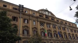 Italian bond yields top 5 pct