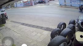 Tuk-tuk wheel comes loose as it speeds along road