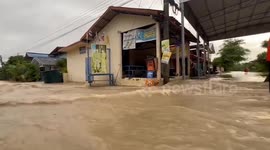 Overflowing reservoir sparks flash flood evacuations in Thailand