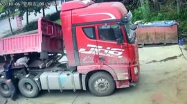 Repairman narrowly escapes death as truck bed plummets unexpectedly in China