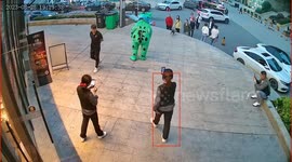 Frog costumed man's hilarious encounter with puppy in Yunnan!