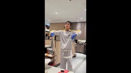 Chef prepares ramen noodles like an absolute pro in Malaysia