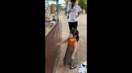 Toddler's angry reaction to Turkish ice cream seller is hilarious
