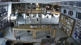 Dramatic moment men break into and rob phone store at midnight in eastern China