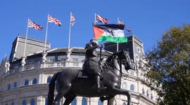 'Friends of Al-Aqsa' Palestinian flag still on King Charles I statue in London after night of protests