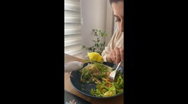 Charming moment: two parrots join in for a salad in Istanbul