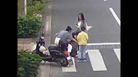 Good samaritans spring into action to aid elderly Chinese man after roadside fall