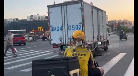 Food Delivery Rider Gets Feline Hitchhikers