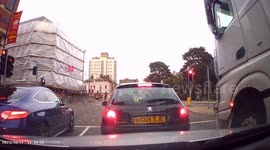 DANGEROUS RIDING - Deliveroo Rider in Southampton Jumps THREE RED LIGHTS!