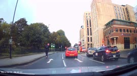 Scooter Rider DANGEROUS RIDING in Southampton - Jumps RED Light and IGNORES TRAFFIC SIGNS