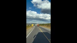 A estrada movimentada que  passamos por vários e vários caminhões, muito boa essa viagem