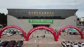 Agricultural product fair held in N China