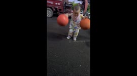 Chinese toddler shows off incredible basketball skill