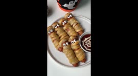 Chef shows how to make Halloween hot dogs wrapped in pastry