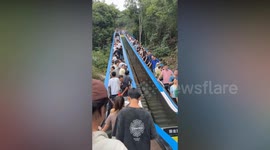 Lazy hiking! Giant escalator with mist spray takes tourists up mountain in China