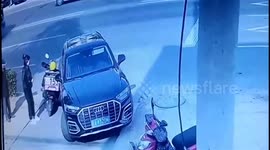Motorists brutally attacks delivery rider after heated exchange in northern China