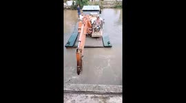 The excavator driver moved the excavator and ferry under the 1-meter-high bridge