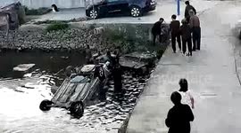 Heroic villagers rescue Chinese woman and child trapped in car that accidentally falls into river